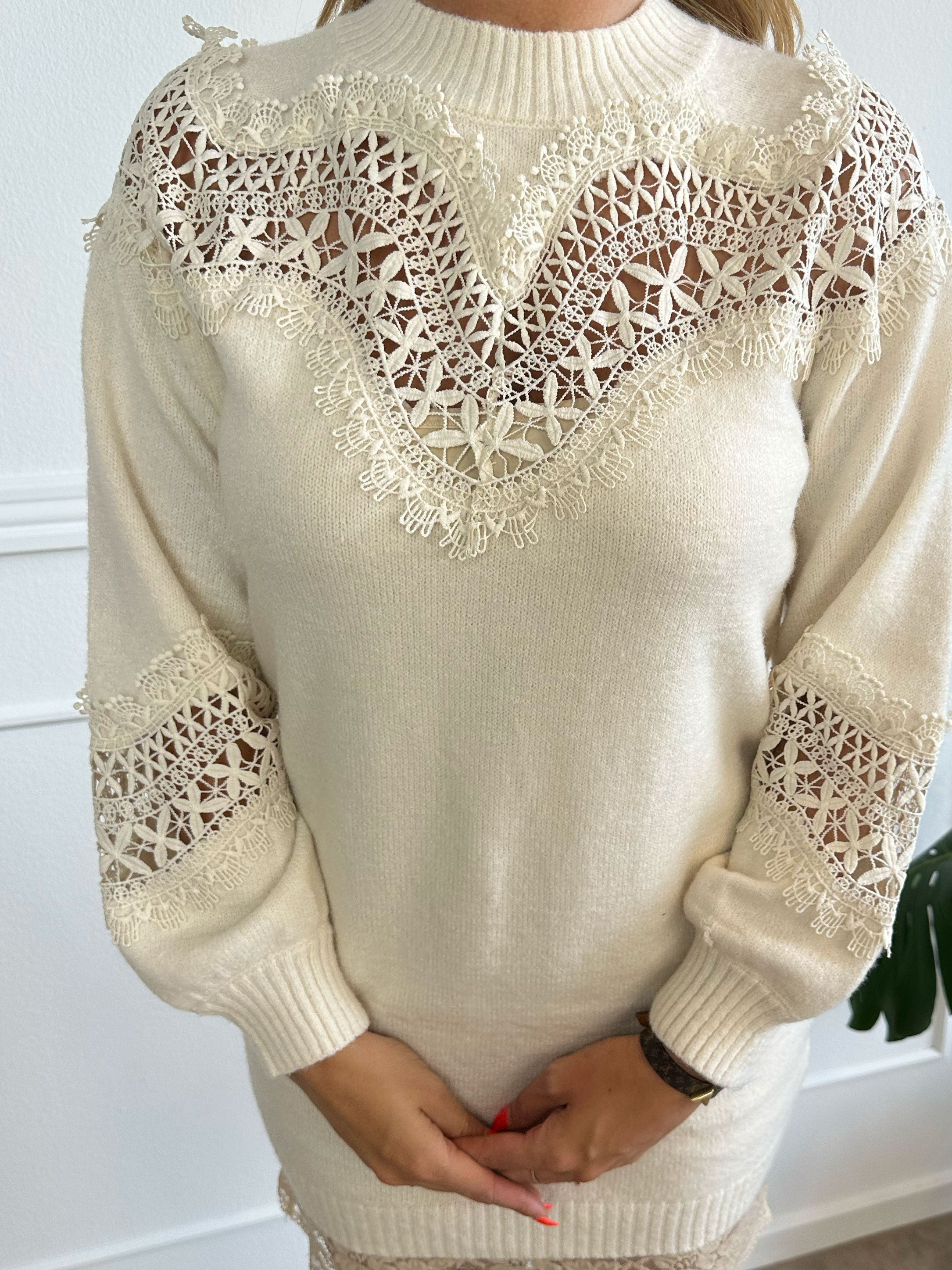 Oxana - Mjuk stickad klänning med broderingar över byst och ärmar